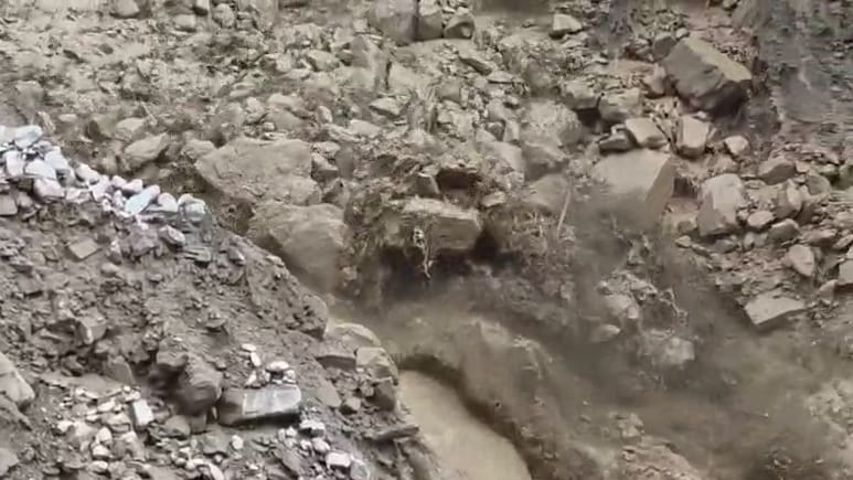 पानी के साथ बह रहे बड़े-बड़े पत्थर और मिट्टी... शोर ही कांपने को मजबूर कर देगा, देखिए वीडियो