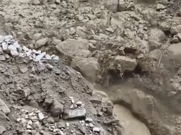 पानी के साथ बह रहे बड़े-बड़े पत्थर और मिट्टी... शोर ही कांपने को मजबूर कर देगा, देखिए वीडियो पानी के साथ बह रहे बड़े-बड़े पत्थर और मिट्टी... शोर ही कांपने को मजबूर कर देगा, देखिए वीडियो