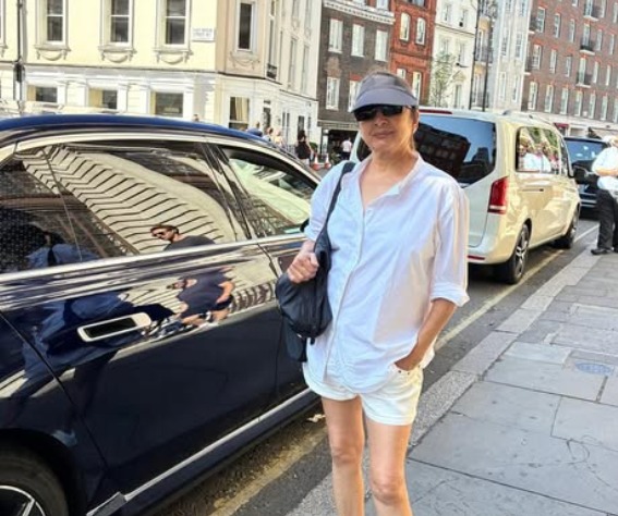 Neena Gupta's Boss Reply To Troll Asking Her Not To Show Legs: "They Are Jealous As They Don't Have Such Good Body"