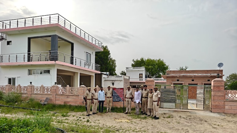 बाड़मेर में राजस्थान पुलिस की बड़ी कार्रवाई, 2.5 करोड़ की संपत्ति समेत घर-प्लाट सब किया फ्रिज बाड़मेर में राजस्थान पुलिस की बड़ी कार्रवाई, 2.5 करोड़ की संपत्ति समेत घर-प्लाट सब किया फ्रिज