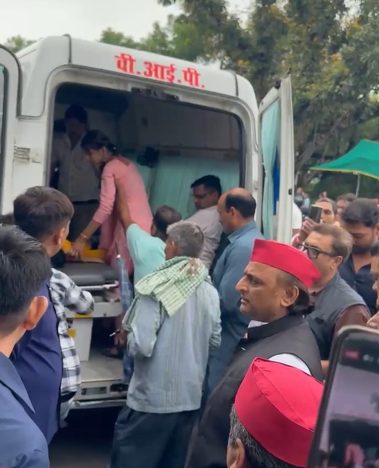 दुर्घटना में घायल दंपति और उनकी बच्‍ची को देख अखिलेश यादव ने रुकवाया काफिला, भिजवाया अस्पताल
