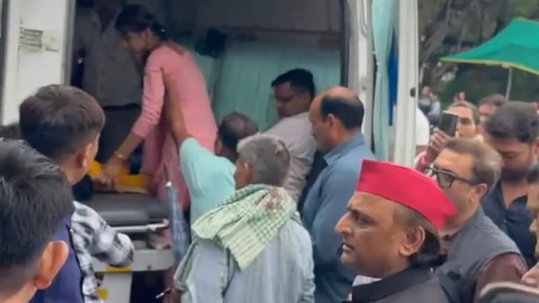दुर्घटना में घायल दंपति और उनकी बच्ची को देख अखिलेश यादव ने रुकवाया काफिला, भिजवाया अस्पताल दुर्घटना में घायल दंपति और उनकी बच्ची को देख अखिलेश यादव ने रुकवाया काफिला, भिजवाया अस्पताल