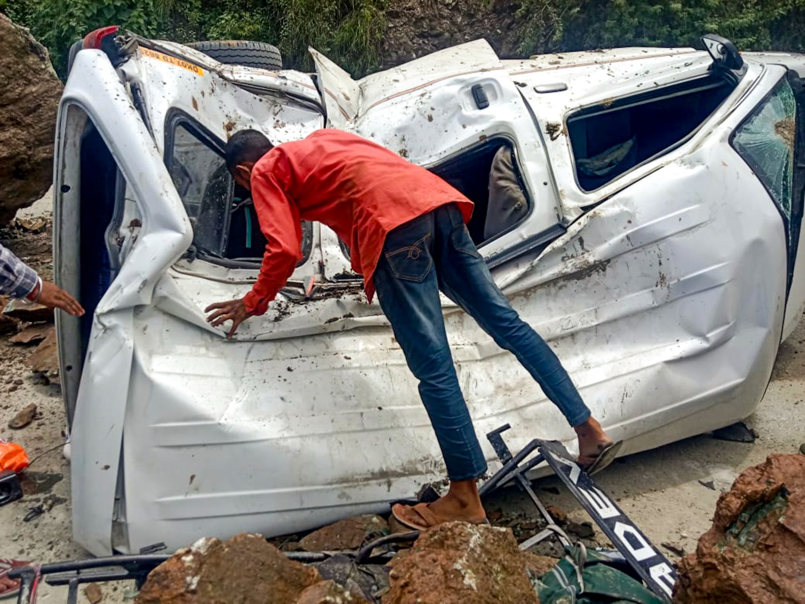 बद्रीनाथ हाइवे पर बड़ा सा पत्‍थर आ गिरा वैन पर, गाड़ी की हुई ऐसी हालत तो अंदर हुआ होगा क्‍या हाल  