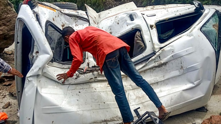 बद्रीनाथ हाइवे पर बड़ा सा पत्थर आ गिरा वैन पर, गाड़ी की हुई ऐसी हालत तो अंदर हुआ होगा क्या हाल बद्रीनाथ हाइवे पर बड़ा सा पत्थर आ गिरा वैन पर, गाड़ी की हुई ऐसी हालत तो अंदर हुआ होगा क्या हाल
