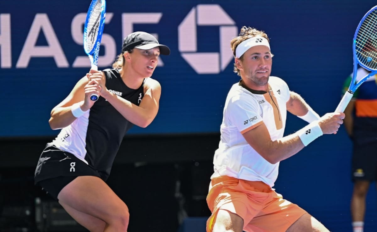 Weary Iga Swiatek Wins US Open Mixed Doubles Opener