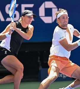 Weary Iga Swiatek Wins US Open Mixed Doubles Opener