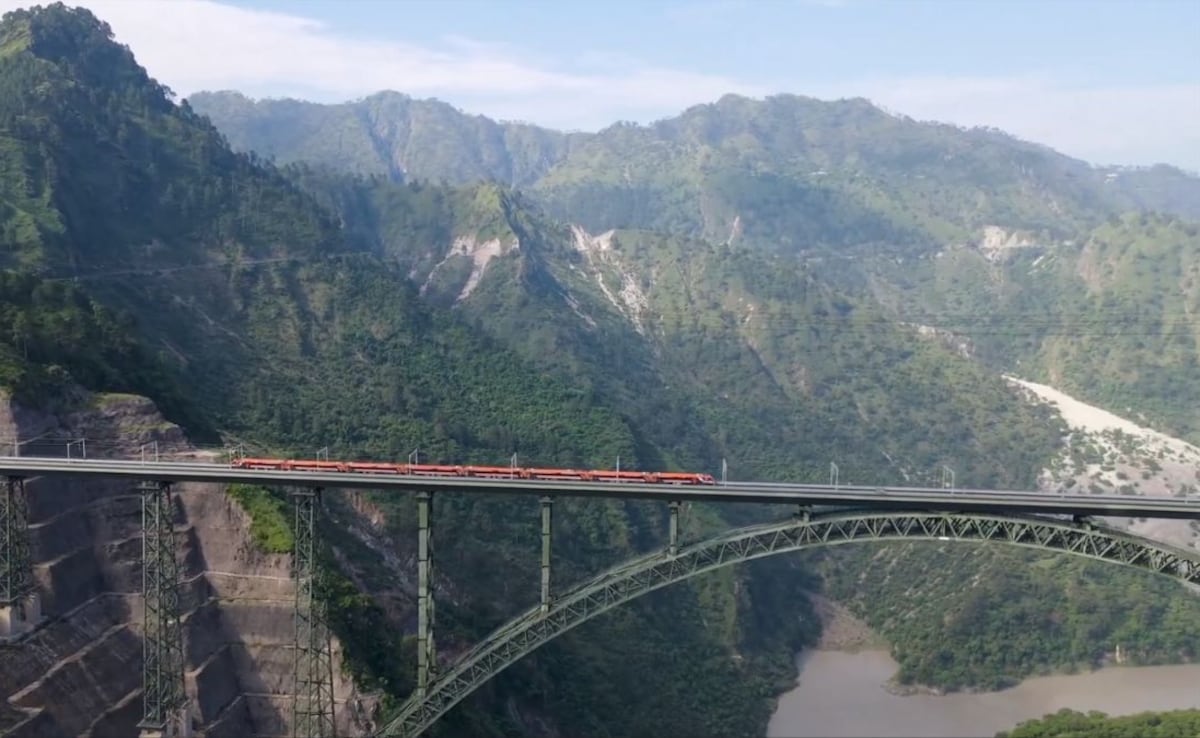 Гледайте: Vande Bharat Zips през j & k`s anji, chenab мостове 