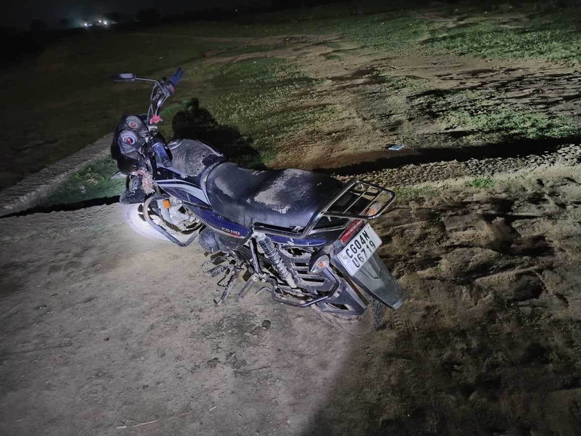 इसी बाईक पर सवार होकर आलोक और उसका डॉगी नदी किनारे पहुंचे थे. इसी बाईक पर सवार होकर आलोक और उसका डॉगी नदी किनारे पहुंचे थे.