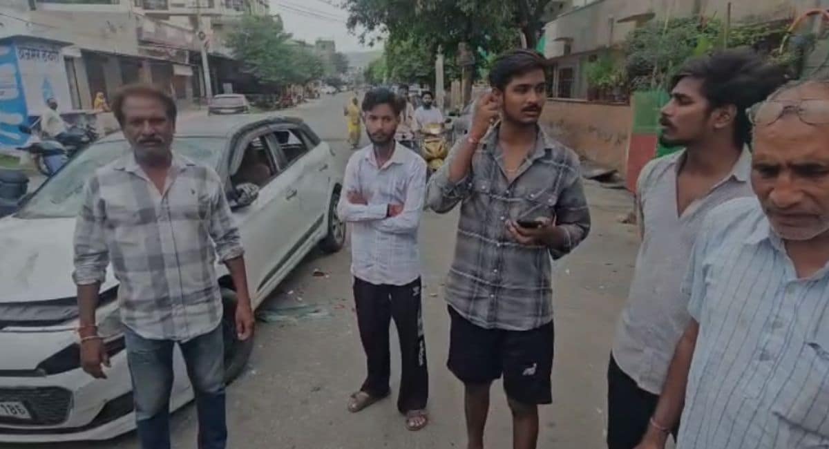 कॉलोनी लोगों ने कार के शीशे तोड़ दिए. कॉलोनी लोगों ने कार के शीशे तोड़ दिए.