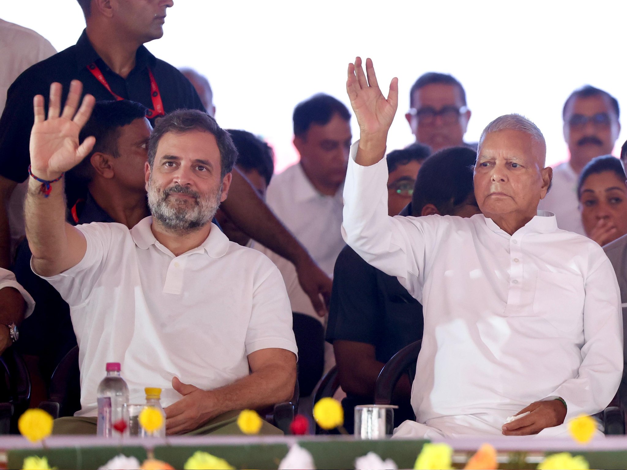 लागल-लागल झुलनिया में धक्का... फिर से पुराने रौब में दिखे लालू; खिले राहुल-तेजस्वी के चेहरे, VIDEO