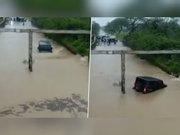उफनती नदी से गाड़ी निकालना पड़ा भारी, पुल पर बहते पानी के तेज बहाव में बह गई थार, खौफनाक वीडियो वायरल उफनती नदी से गाड़ी निकालना पड़ा भारी, पुल पर बहते पानी के तेज बहाव में बह गई थार, खौफनाक वीडियो वायरल