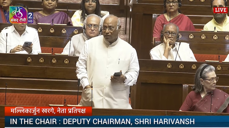 Live: क्या हम आतंकवादी है...जब राज्यसभा में उपासभति के साथ खरगे की हुई तीखी बहस Live: क्या हम आतंकवादी है...जब राज्यसभा में उपासभति के साथ खरगे की हुई तीखी बहस