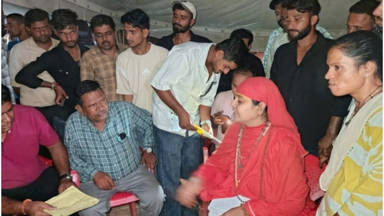 राजस्थान के मशहूर तेजाजी पशु मेले में 'गौरक्षकों' ने मचाया बवाल, पुलिस ने खदेड़ा, साध्वी समेत कई हिरासत में राजस्थान के मशहूर तेजाजी पशु मेले में 'गौरक्षकों' ने मचाया बवाल, पुलिस ने खदेड़ा, साध्वी समेत कई हिरासत में