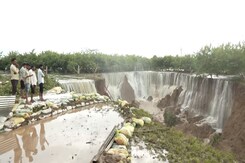 2-Km Crater Forms In Rajasthan Village As Dam Overflows Due To Heavy Rain 2-Km Crater Forms In Rajasthan Village As Dam Overflows Due To Heavy Rain