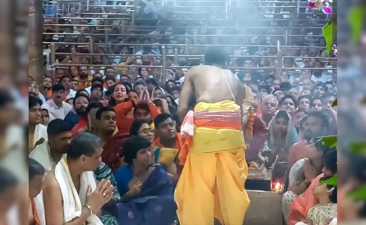 VIDEO: टीम इंडिया में नहीं मिली जगह तो श्री महाकालेश्वर ज्योतिर्लिंग मंदिर में पहुंचा भारतीय स्टार