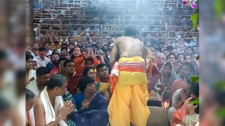 VIDEO: टीम इंडिया में नहीं मिली जगह तो श्री महाकालेश्वर ज्योतिर्लिंग मंदिर में पहुंचा भारतीय स्टार