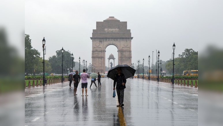 दिल्ली-NCR में झमाझम बारिश, काले बादलों से दिन में छाया अंधेरा, यूपी-बिहार से जम्मू तक बारिश का अलर्ट दिल्ली-NCR में झमाझम बारिश, काले बादलों से दिन में छाया अंधेरा, यूपी-बिहार से जम्मू तक बारिश का अलर्ट