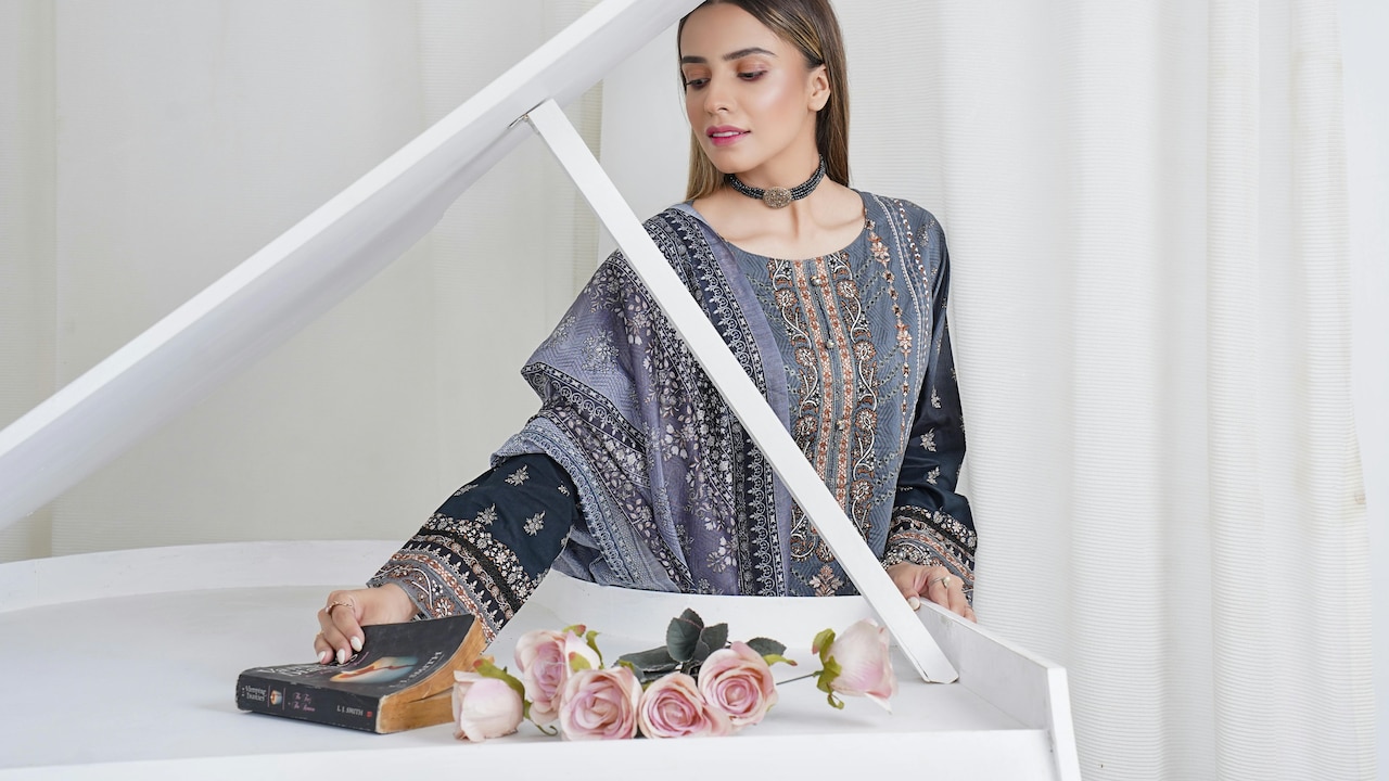 Ganesh Chaturthi Office Outfits: Chikankari or Prints For a Festive Look