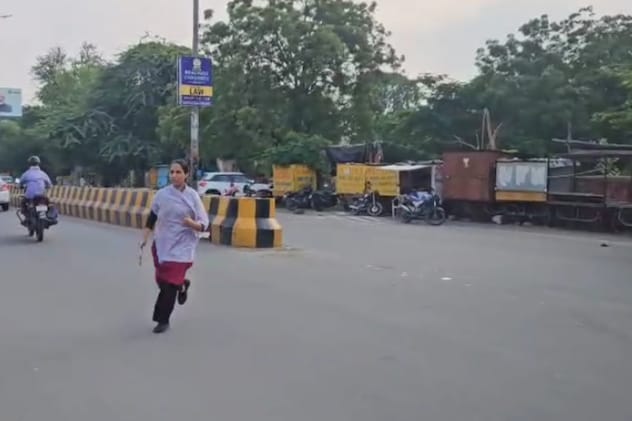 परीक्षा केंद्र तक पहुंचने के लिए दौड़ लगाती युवती परीक्षा केंद्र तक पहुंचने के लिए दौड़ लगाती युवती