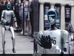Hot Dogs, Selfies, Sneakers: Humanoid Robot Grabs New York City's Attention Hot Dogs, Selfies, Sneakers: Humanoid Robot Grabs New York City's Attention