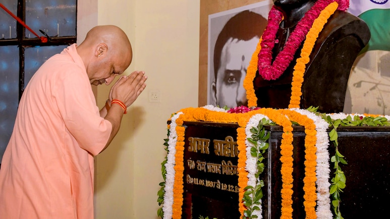 काकोरी ट्रेन एक्शन के 100 साल: जिस मंदिर में बिस्मिल ने किया हवन, वहां अशफाक पढ़ते थे नमाज; कहानी क्रांतिकारियों की काकोरी ट्रेन एक्शन के 100 साल: जिस मंदिर में बिस्मिल ने किया हवन, वहां अशफाक पढ़ते थे नमाज; कहानी क्रांतिकारियों की