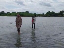 Chandrapur News :  बापाची माया! चंद्रपुरात पुराच्या पाण्यातून लेकीला घेऊन धावला; मायेच्या ओढीने पुराला हरवले