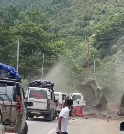 Video: Boulders Roll Down Hill, Hit Vehicles, Disrupt Road Link In Arunachal