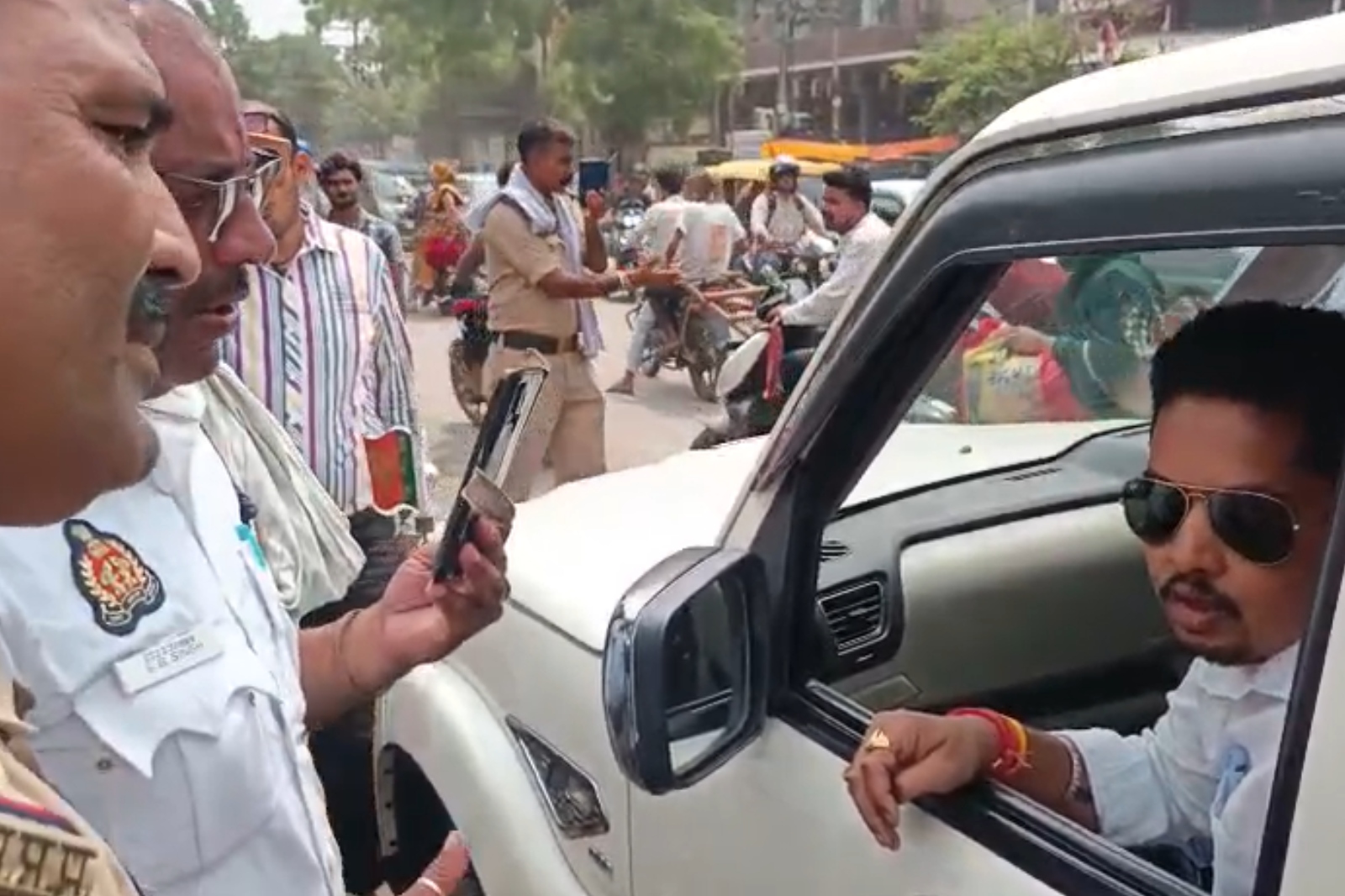 हाथरस में BJP MLC ऋषिपाल सिंह के बेटे का ट्रैफिक पुलिस से विवाद, कार हटाने पर हुई तू-तड़ाक