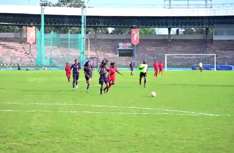 भोपाल में खास फुटबॉल मैच खेलती विचारपुर की बेटियां भोपाल में खास फुटबॉल मैच खेलती विचारपुर की बेटियां