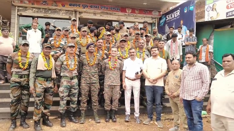 Flood Rescue: दो दिन के ऑपरेशन में बचाई 500 जिंदगियां, Army जवानों को लोगों ने दी शानदार विदाई Flood Rescue: दो दिन के ऑपरेशन में बचाई 500 जिंदगियां, Army जवानों को लोगों ने दी शानदार विदाई