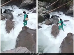 Video: Brave Nurse Crosses Flooded Stream In Himachal Pradesh To Vaccinate Baby Video: Brave Nurse Crosses Flooded Stream In Himachal Pradesh To Vaccinate Baby