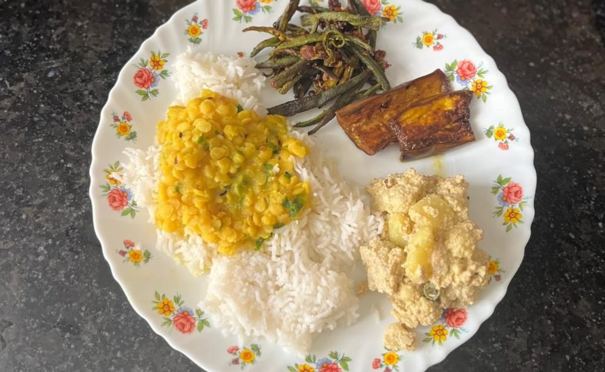 Traditional Bengali vegetarian platter Traditional Bengali vegetarian platter