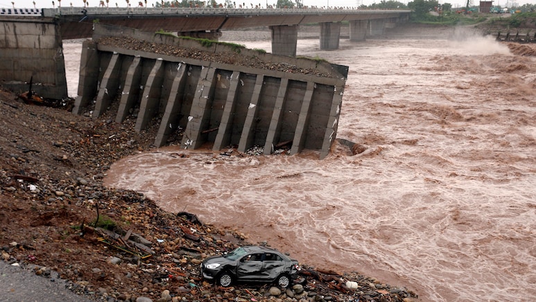 जम्मू ने 100 साल बाद देखी इतनी बारिश, उधमपुर में 24 घंटे में हो गई 629.4 मिमी बारिश,देखें तस्वीरें