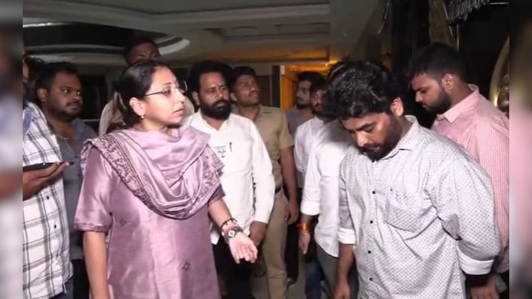 Vasai News: महिला आमदारांची सिंघम स्टाईल! मध्यरात्री अवैध बारवर धाड; अधिकाऱ्यांची खरडपट्टी Vasai News: महिला आमदारांची सिंघम स्टाईल! मध्यरात्री अवैध बारवर धाड; अधिकाऱ्यांची खरडपट्टी