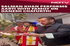 Salman Khan Performs Aarti With Parents And Other Siblings On Ganesh Chaturthi Salman Khan Performs Aarti With Parents And Other Siblings On Ganesh Chaturthi