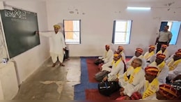 बस्&zwj;ता लेकर पुराने दोस्&zwj;तों के साथ स्&zwj;कूल पहुंचे र&zwj;िटायर्ड DGP, धोती-कुर्ता पहनकर टाट पट्टी पर बैठकर की पढ़ाई