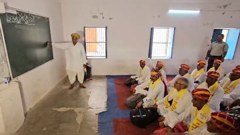 बस्‍ता लेकर पुराने दोस्‍तों के साथ स्‍कूल पहुंचे र‍िटायर्ड DGP, धोती-कुर्ता पहनकर टाट पट्टी पर बैठकर की पढ़ाई