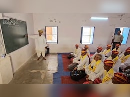 बस्ता लेकर पुराने दोस्तों के साथ स्कूल पहुंचे रिटायर्ड DGP, धोती-कुर्ता पहनकर टाट पट्टी पर बैठकर की पढ़ाई बस्ता लेकर पुराने दोस्तों के साथ स्कूल पहुंचे रिटायर्ड DGP, धोती-कुर्ता पहनकर टाट पट्टी पर बैठकर की पढ़ाई