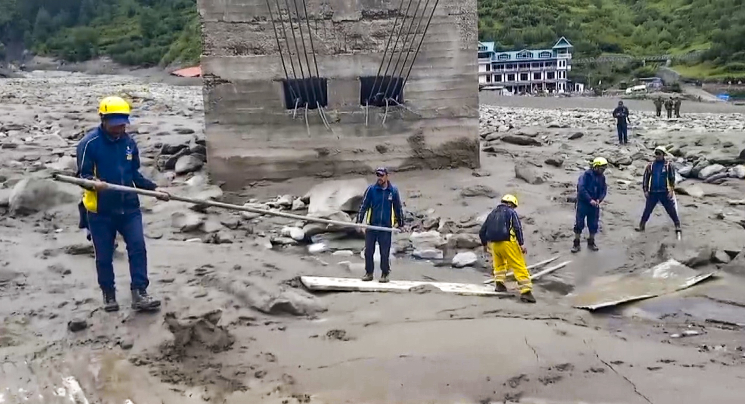 Uttarakhand Cloudburst Live: धराली में बादल फटने से भारी तबाही, अब तक 190 लोग बचाए गए, जानें पल-पल का अपडेट