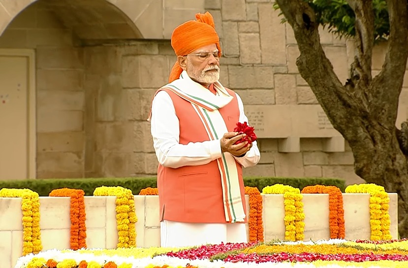 Independence Day: बापू को नमन, प्रधानमंत्री ने राजघाट में महात्मा गांधी को अर्पित की श्रद्धांजलि