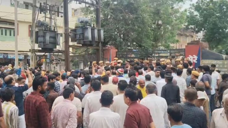 उदयपुर: थाने में पूछताछ के दौरान ज्वेलरी व्यापारी की मौत, भारी बवाल के बाद 4 पुलिसकर्मियों पर गिरी राज उदयपुर: थाने में पूछताछ के दौरान ज्वेलरी व्यापारी की मौत, भारी बवाल के बाद 4 पुलिसकर्मियों पर गिरी राज