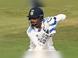 Duleep Trophy: रजत पाटीदार ने ठोका वापसी का जोरदार दावा, पहले दिन वनडे स्टाइल में जड़ा शतक Duleep Trophy: रजत पाटीदार ने ठोका वापसी का जोरदार दावा, पहले दिन वनडे स्टाइल में जड़ा शतक