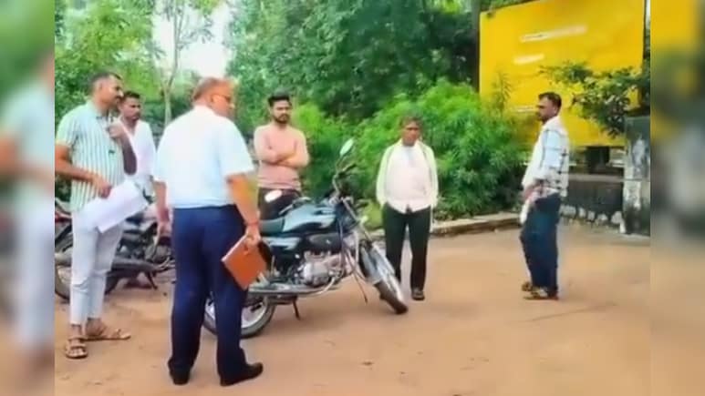 SDM की दबंगई! भील समाज धरने पर बैठा, लोगे बोले- अधिकारी ने की गाली-गलौज और मारे थप्पड़ SDM की दबंगई! भील समाज धरने पर बैठा, लोगे बोले- अधिकारी ने की गाली-गलौज और मारे थप्पड़