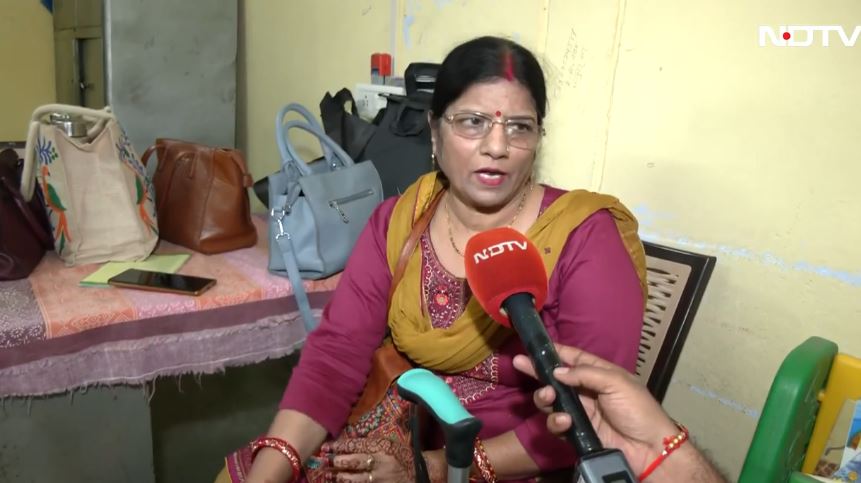 स्कूल में बच्चे से पैर दबवाने वाली टीचर ने पेश की अपनी सफाई, बताई वायरल वीडियो की सच्चाई