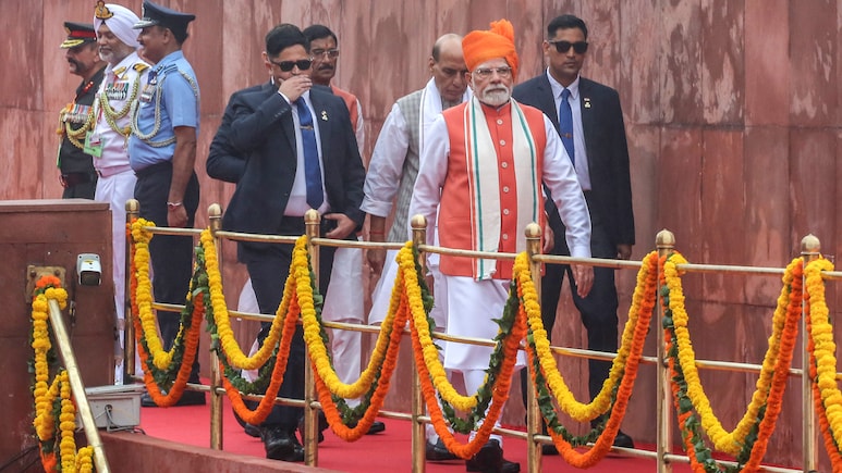 काला सूट, काला चश्मा और बाज जैसी नजर... कितने खतरनाक होते हैं पीएम मोदी के साथ चलने वाले SPG कमांडो