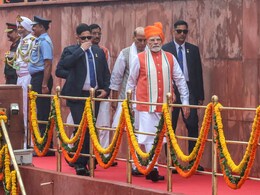 काला सूट, काला चश्मा और बाज जैसी नजर... कितने खतरनाक होते हैं पीएम मोदी के साथ चलने वाले SPG कमांडो काला सूट, काला चश्मा और बाज जैसी नजर... कितने खतरनाक होते हैं पीएम मोदी के साथ चलने वाले SPG कमांडो