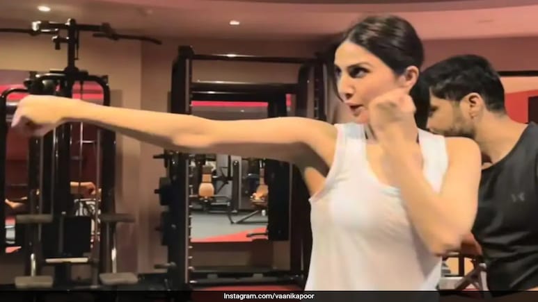 Vaani Kapoor Beats Midweek Blues With Jumping Squats, High Kicks, And More At The Gym Vaani Kapoor Beats Midweek Blues With Jumping Squats, High Kicks, And More At The Gym