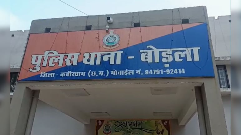युवक सुसाइड केस: देर रात हटाए गए बोड़ला थाना के प्रभारी, मृतक के परिजनों ने चक्काजाम कर किया था प्रदर्शन युवक सुसाइड केस: देर रात हटाए गए बोड़ला थाना के प्रभारी, मृतक के परिजनों ने चक्काजाम कर किया था प्रदर्शन