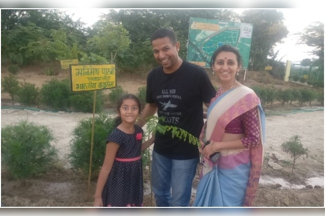 पत्नी और बच्चों के साथ अनिमेष पत्नी और बच्चों के साथ अनिमेष