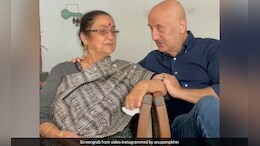 अनुपम खेर ने मां के साथ दिल छूने वाला वीडियो किया शेयर, फैंस हुए भावुक